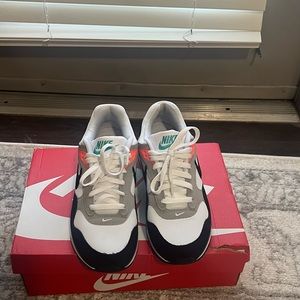 Nike shoes only worn once no scuff marks. Size US 9.5 in Women’s.